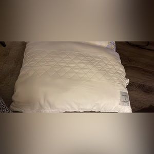 2 Tommy Bahama pillows.